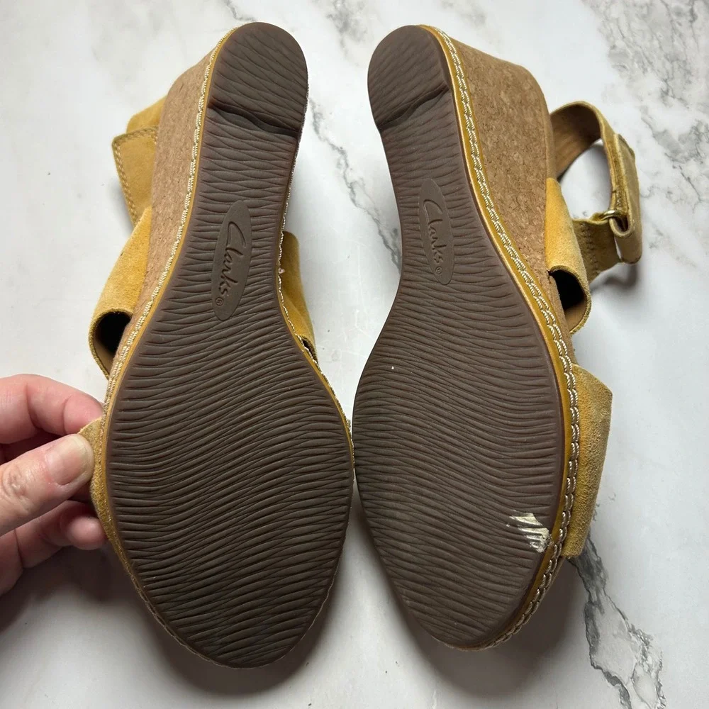 Clarks Cushion Soft Mustard Yellow Suede Cork Wedge Sandals Womens 8 26108749